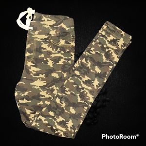 Nwot camo jogger style jeans